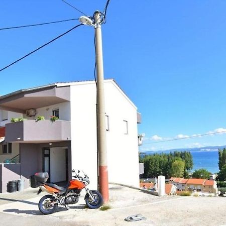 Apartment Rene Омиш Экстерьер фото