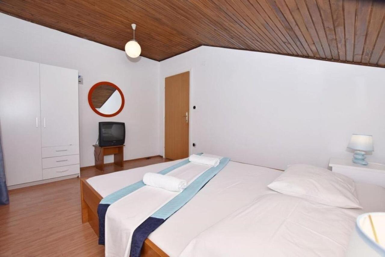 Apartment Rene Омиш Экстерьер фото