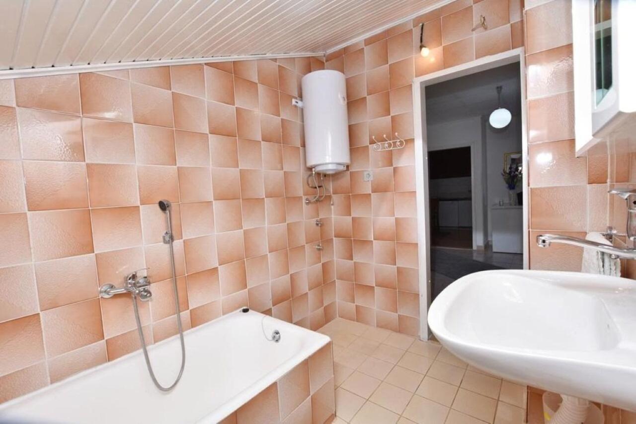 Apartment Rene Омиш Экстерьер фото